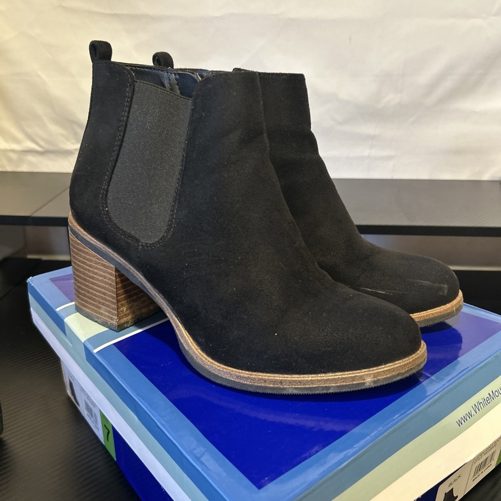 White Mountain‎ 2" Heel Faux Nubuck Ankle Bootsize 7